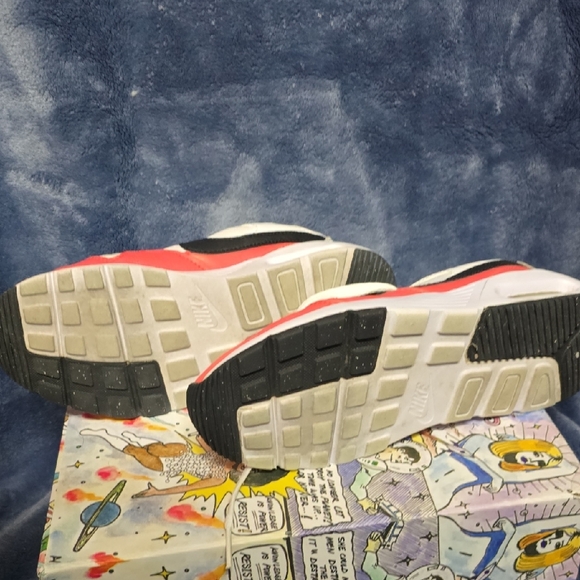 Nike White and Coral Sneakers with Black Swoosh - Picture 4 of 5